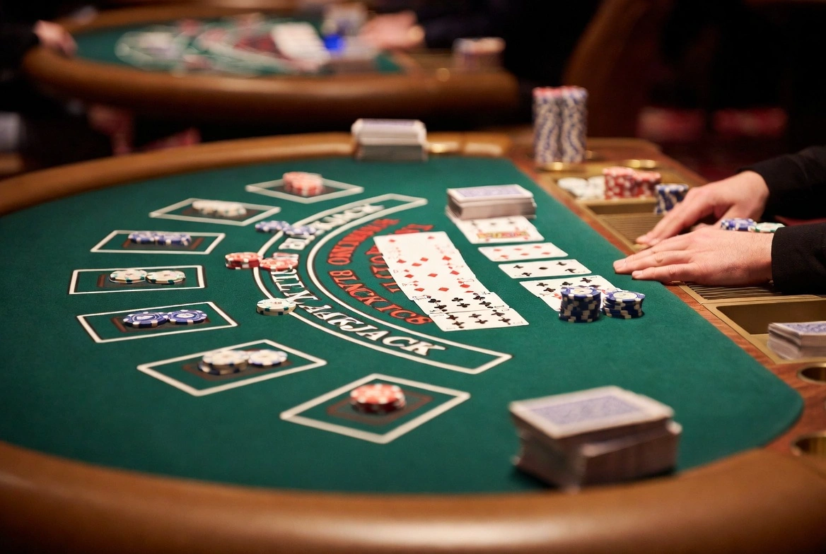 Blackjack-bord med kort og sjetonger