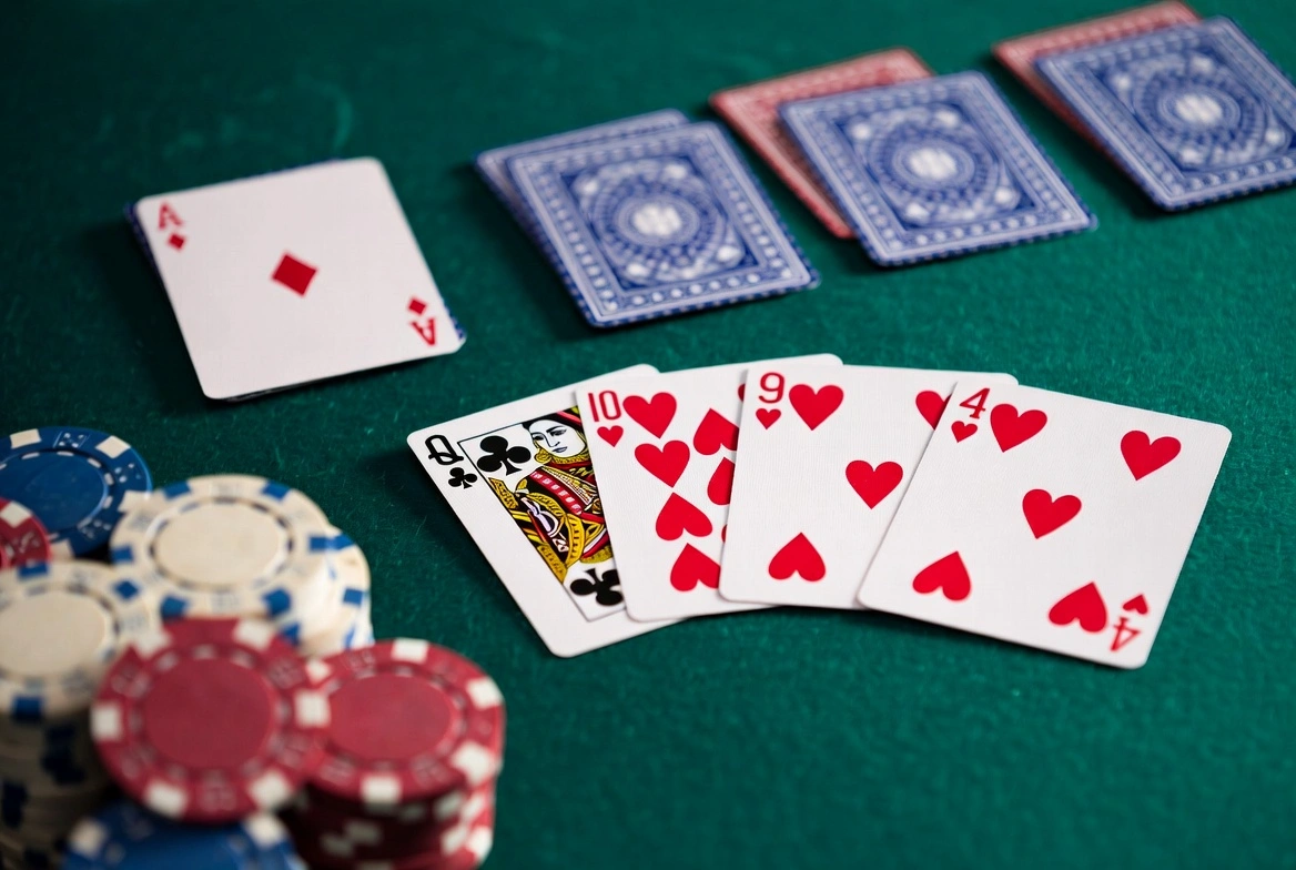 Texas Hold’em-hånd på grønt filtbord