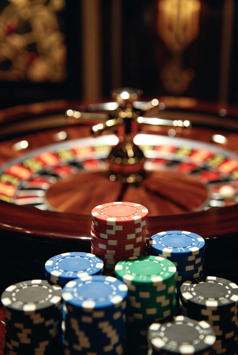 Stablede casinosjetonger foran roulettehjul
