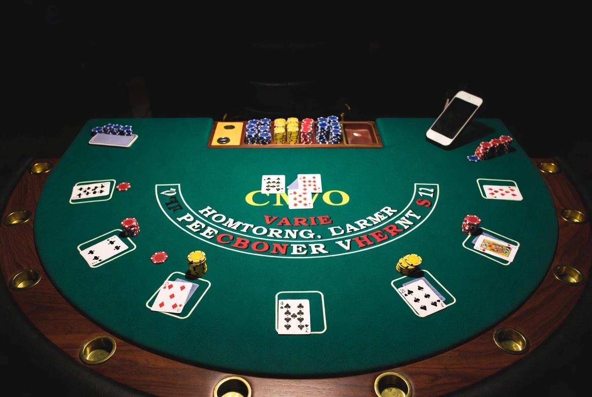 Klassisk blackjack-bord med kort og sjetonger